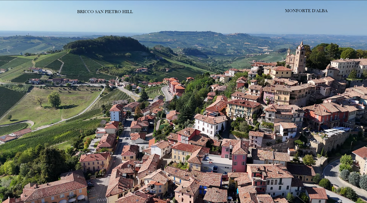 Luchtfoto van de heuvel Bricco San Pietro naast het dorp Monforte d’Alba
